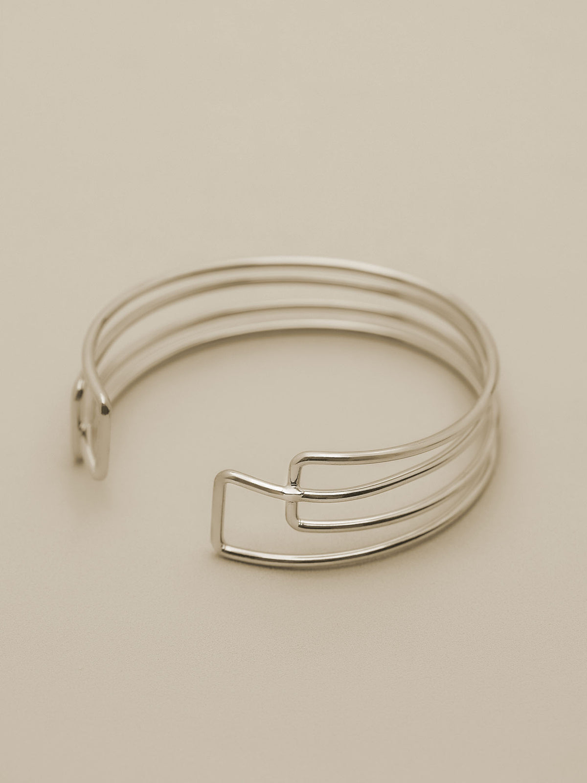 Amoretu Asymmetrical Open Bracelet
